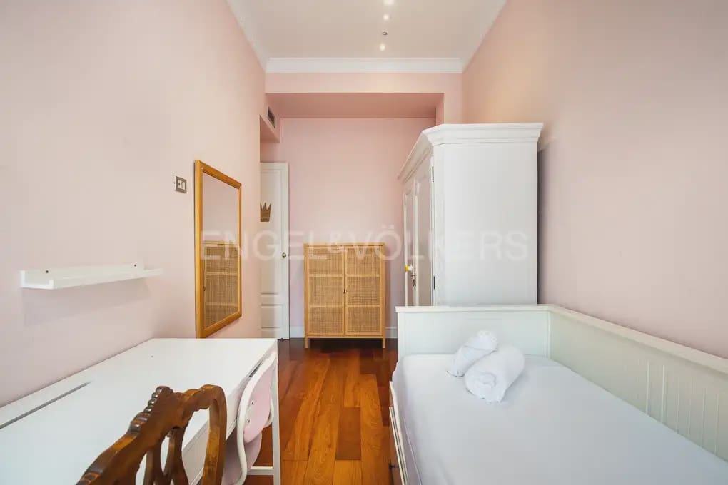 Appartement de 3 chambres à louer à Valence ville avec garage - 3 200 € (Ref: 9897795)