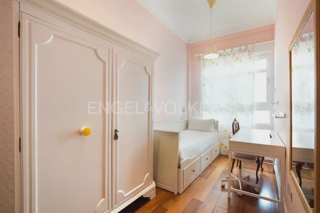 Appartement de 3 chambres à louer à Valence ville avec garage - 3 200 € (Ref: 9897795)