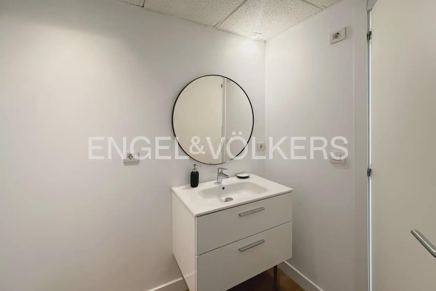 1 Zimmer Wohnung zu vermieten in Valencia Stadt mit Pool - 1.700 € (Ref: 9897800)