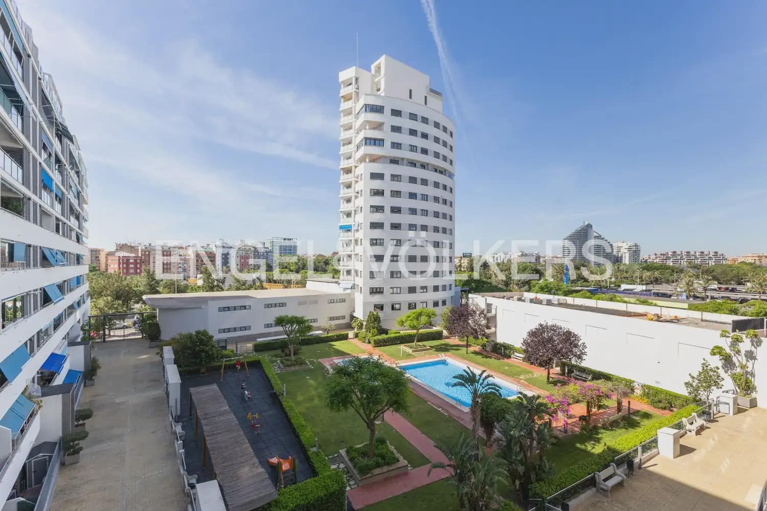 Appartement de 2 chambres à louer à Valence ville avec piscine garage - 1 600 € (Ref: 9897851)