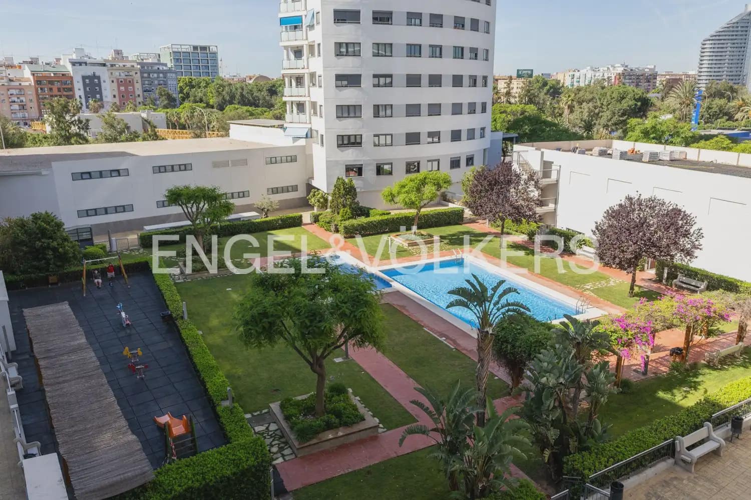 Appartement de 2 chambres à louer à Valence ville avec piscine garage - 1 600 € (Ref: 9897851)