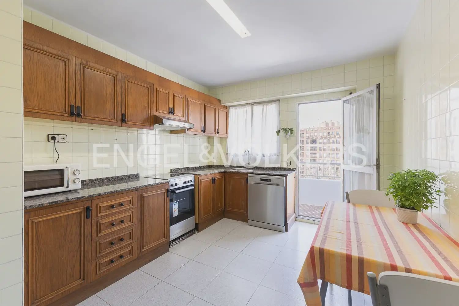 4 quarto Apartamento para arrendar em Valencia cidade com garagem - 2 000 € (Ref: 9897854)