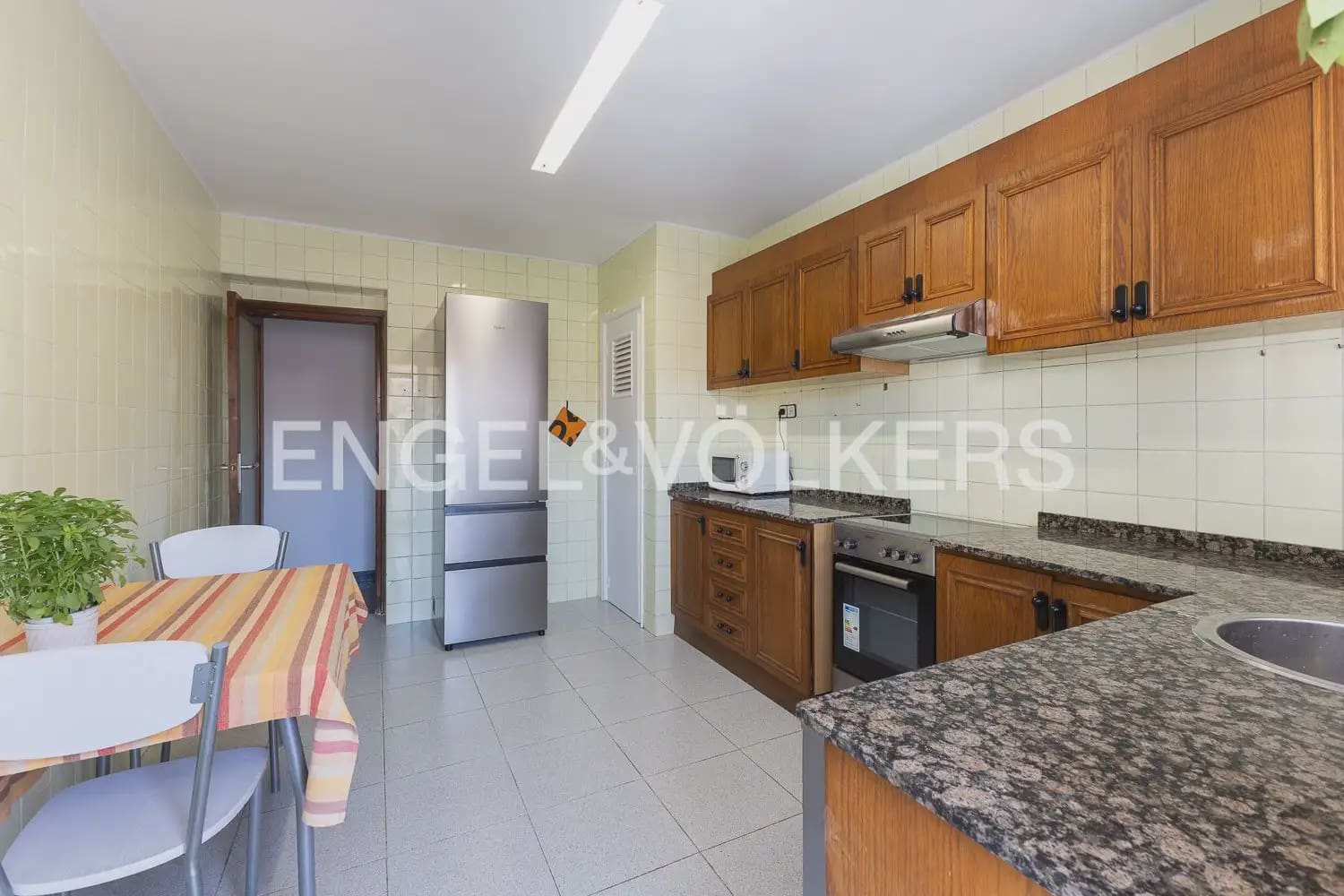 4 quarto Apartamento para arrendar em Valencia cidade com garagem - 2 000 € (Ref: 9897854)