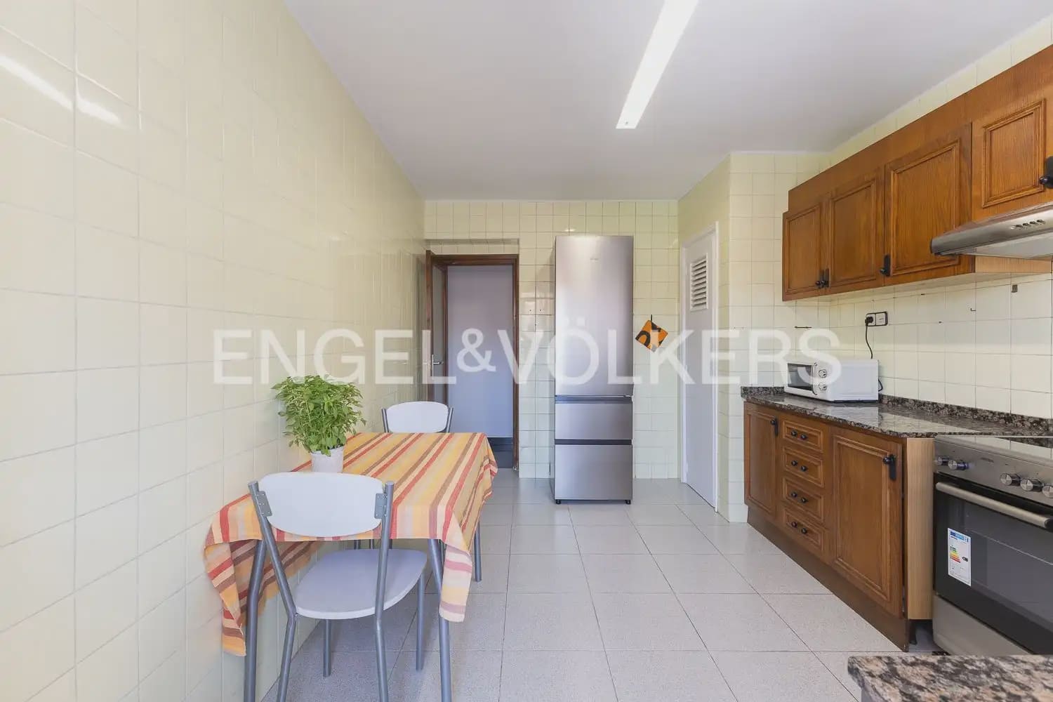 4 quarto Apartamento para arrendar em Valencia cidade com garagem - 2 000 € (Ref: 9897854)