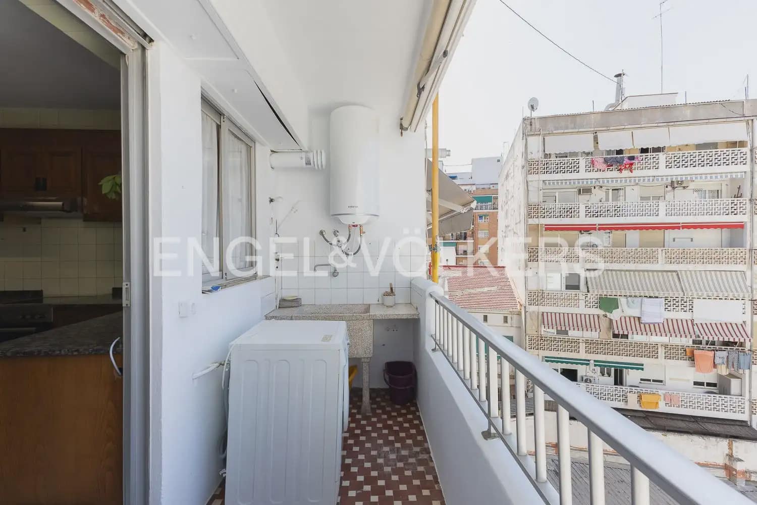 4 quarto Apartamento para arrendar em Valencia cidade com garagem - 2 000 € (Ref: 9897854)