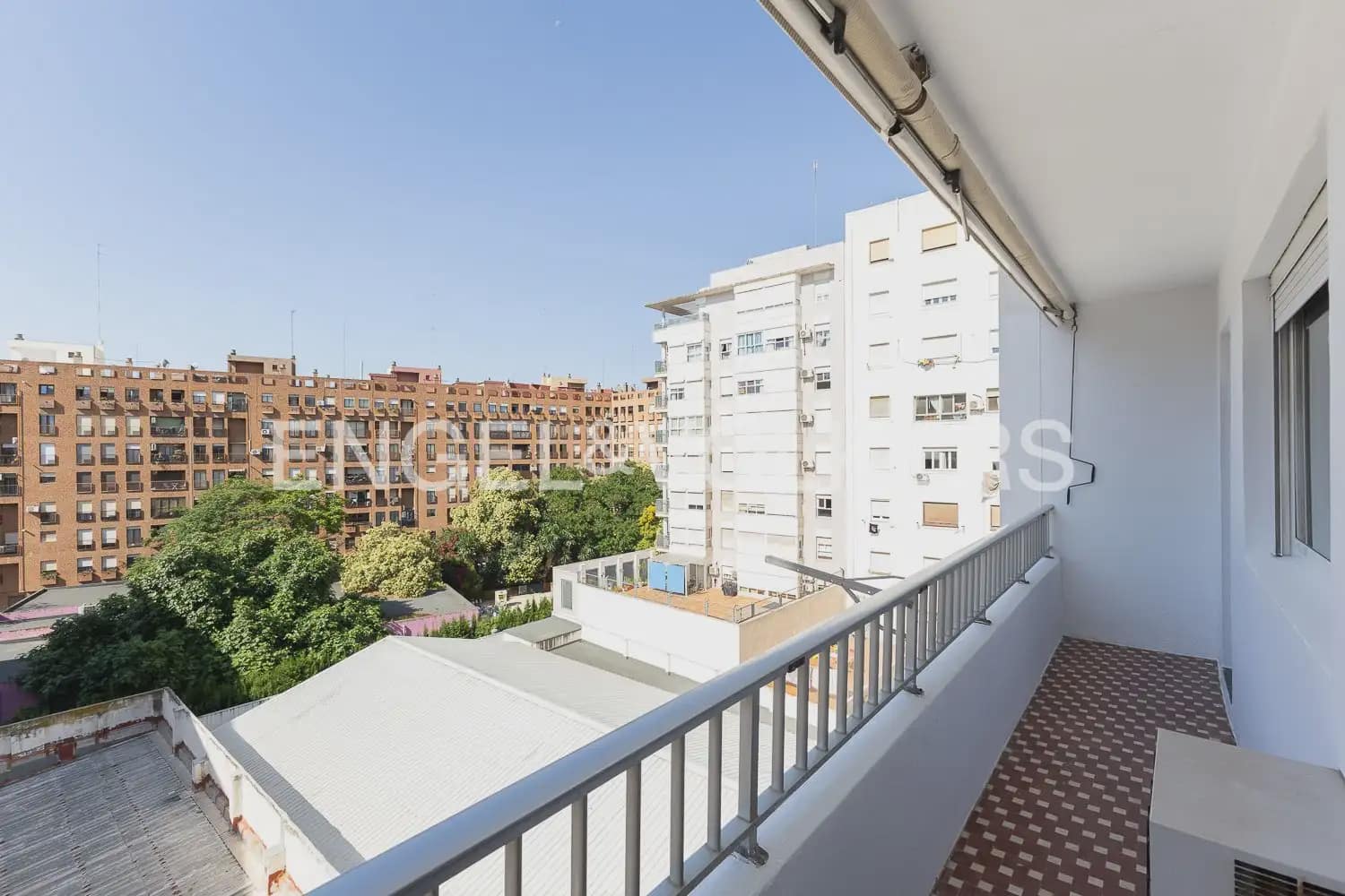 4 quarto Apartamento para arrendar em Valencia cidade com garagem - 2 000 € (Ref: 9897854)