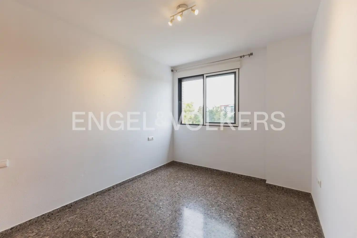 3 quarto Apartamento para arrendar em Valencia cidade com garagem - 1 350 € (Ref: 9897860)