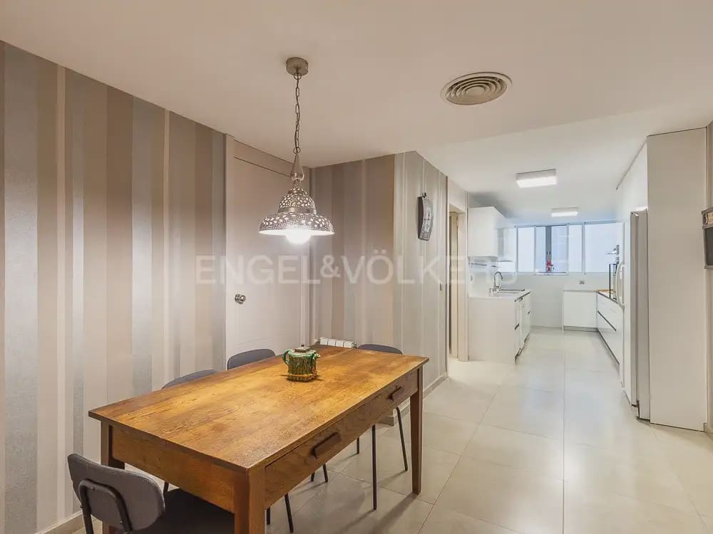 4 makuuhuone Asunto vuokrattavana paikassa Valencia kaupunki mukana 
autotalli - 3 100 € (Ref: 9897868)