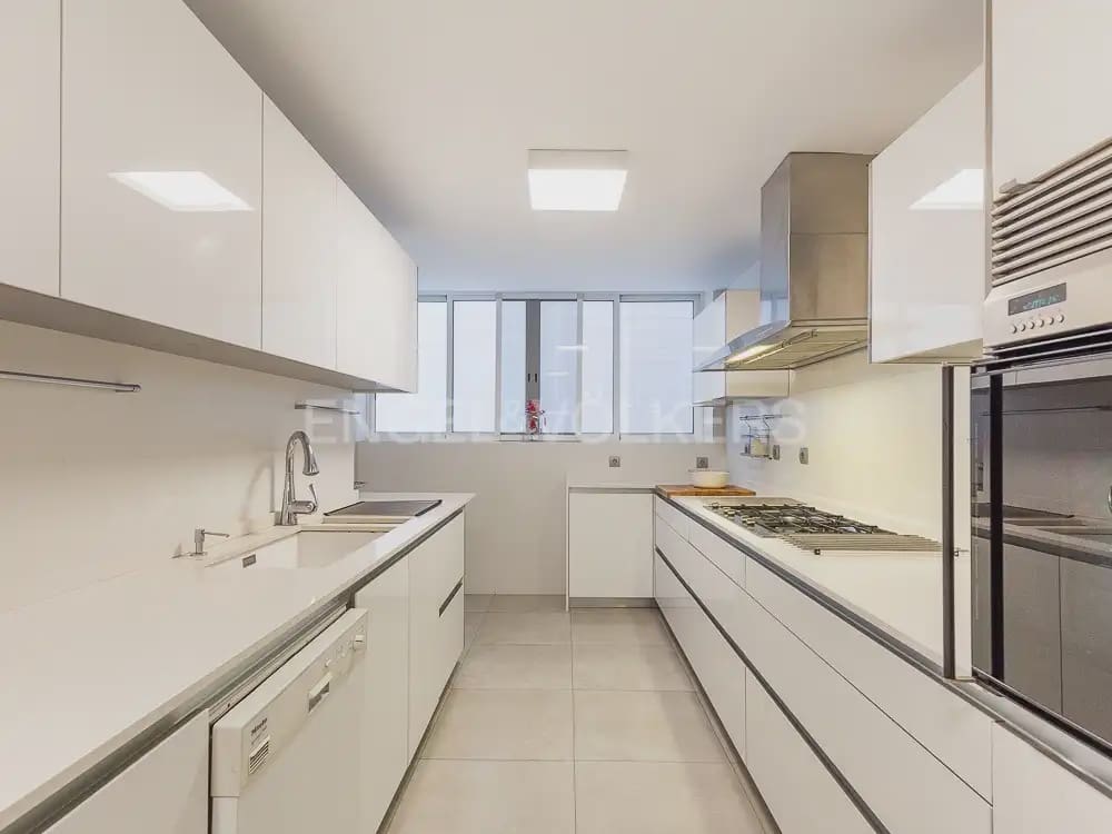 4 makuuhuone Asunto vuokrattavana paikassa Valencia kaupunki mukana 
autotalli - 3 100 € (Ref: 9897868)