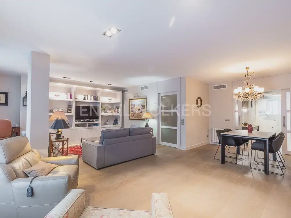 4 makuuhuone Asunto vuokrattavana paikassa Valencia kaupunki mukana 
autotalli - 3 100 € (Ref: 9897868)