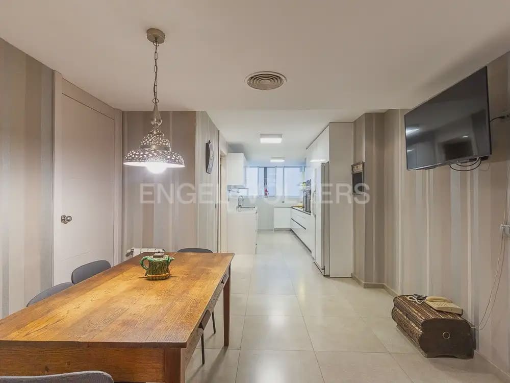 4 makuuhuone Asunto vuokrattavana paikassa Valencia kaupunki mukana 
autotalli - 3 100 € (Ref: 9897868)