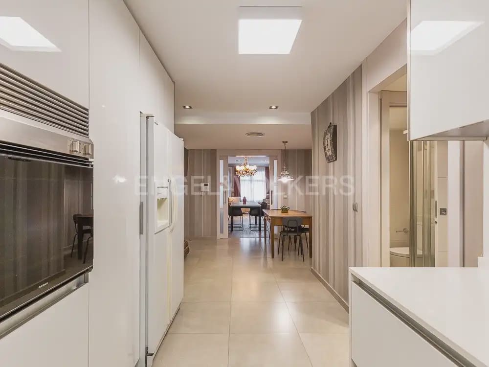 4 makuuhuone Asunto vuokrattavana paikassa Valencia kaupunki mukana 
autotalli - 3 100 € (Ref: 9897868)