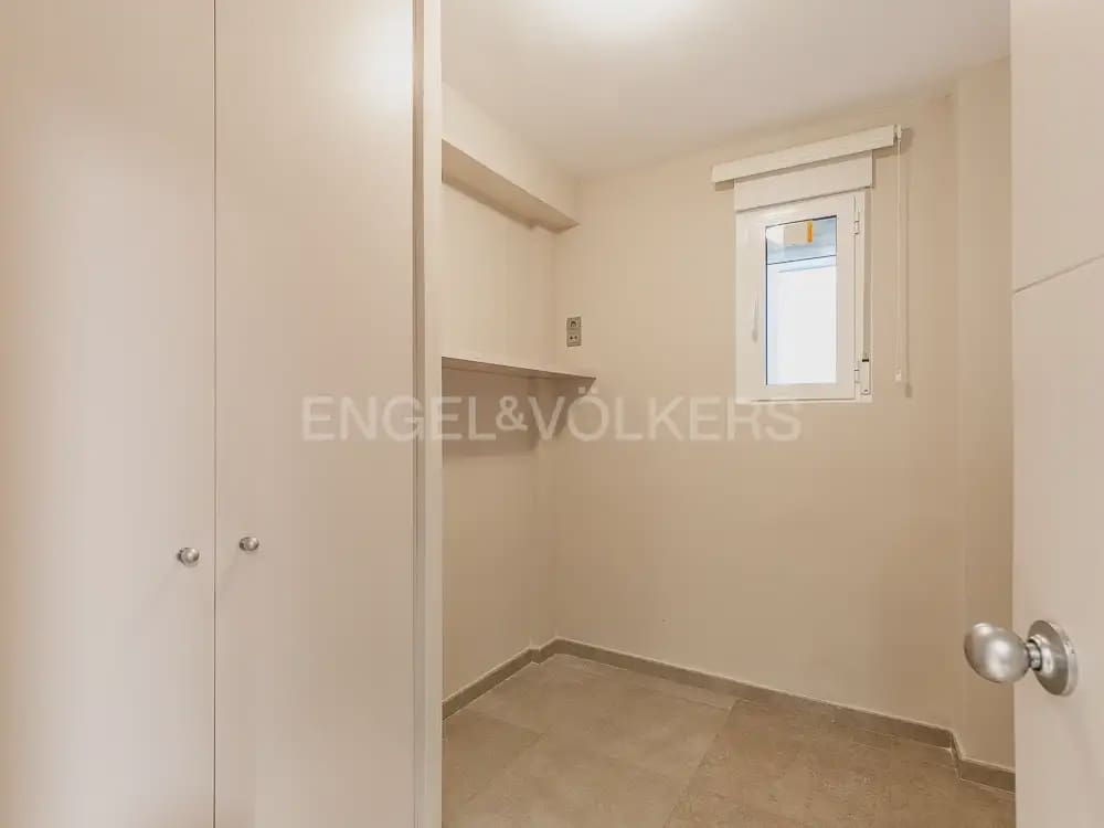 4 makuuhuone Asunto vuokrattavana paikassa Valencia kaupunki mukana 
autotalli - 3 100 € (Ref: 9897868)