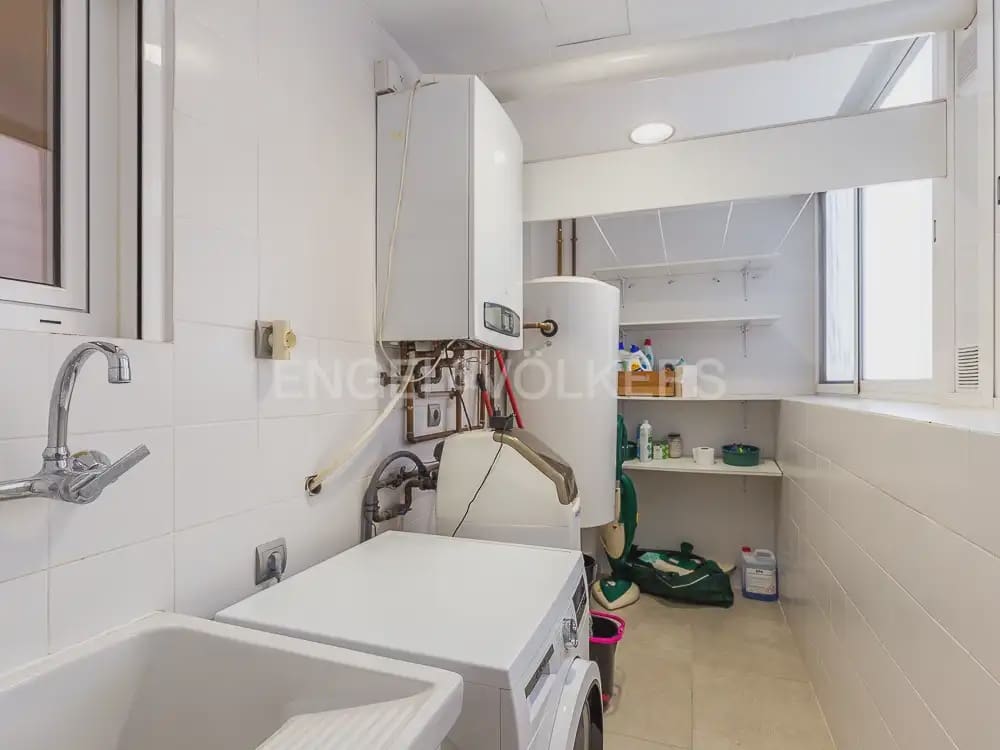 4 makuuhuone Asunto vuokrattavana paikassa Valencia kaupunki mukana 
autotalli - 3 100 € (Ref: 9897868)