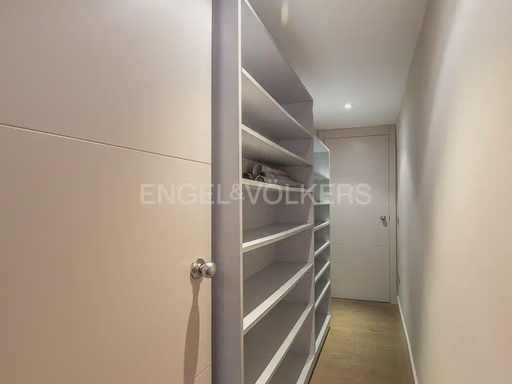4 makuuhuone Asunto vuokrattavana paikassa Valencia kaupunki mukana 
autotalli - 3 100 € (Ref: 9897868)