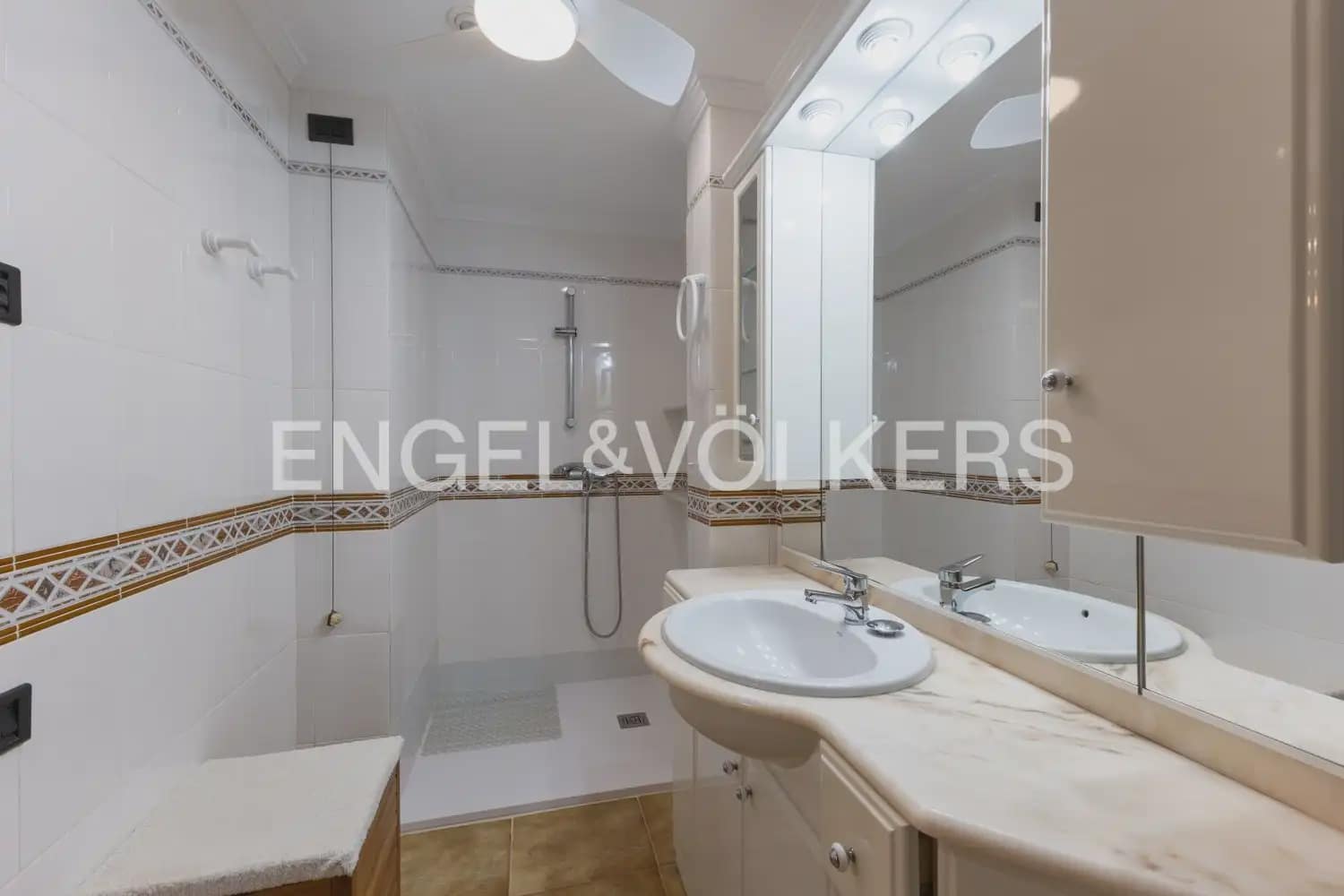 3 sypialnia Mieszkanie na sprzedaż w Benicassim z basenem garażem - 450 000 € (Ref: 9897877)