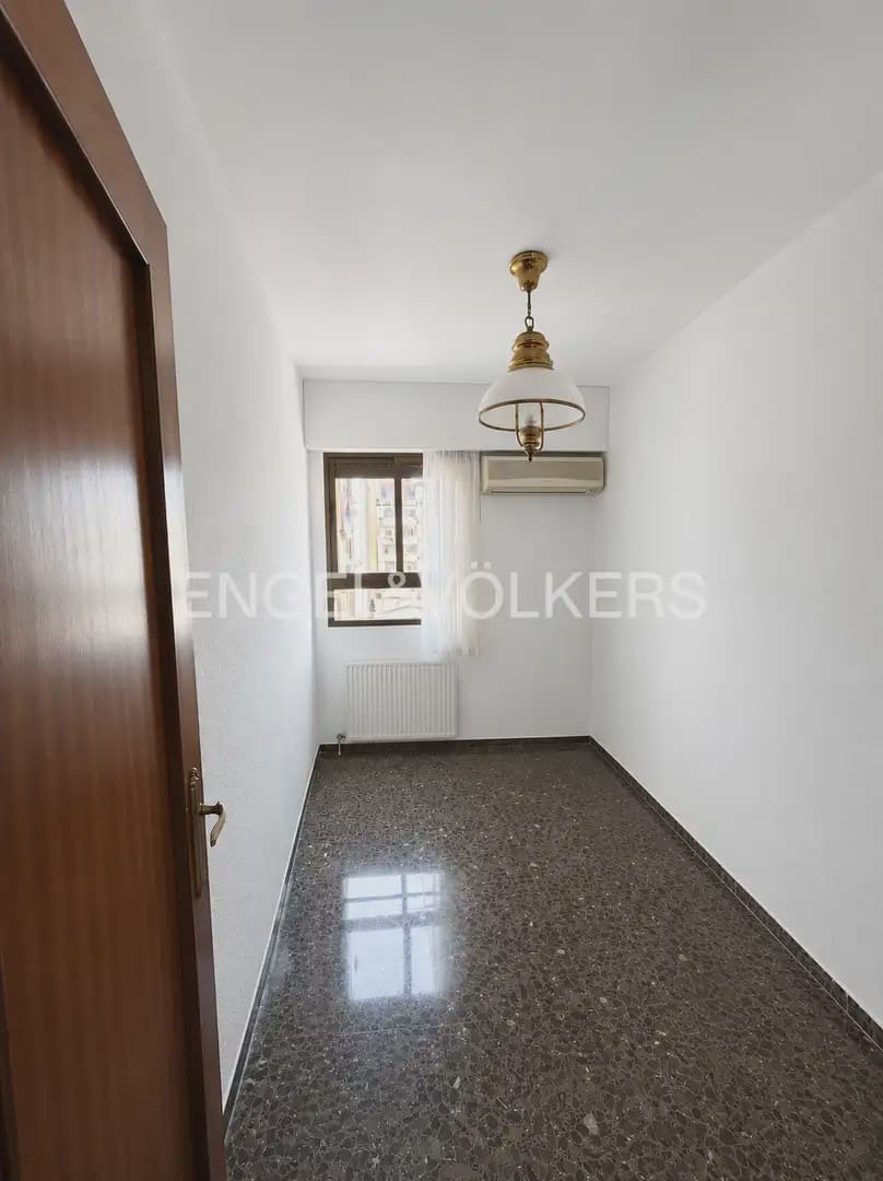 4 makuuhuone Asunto vuokrattavana paikassa Valencia kaupunki mukana 
autotalli - 1 900 € (Ref: 9897880)
