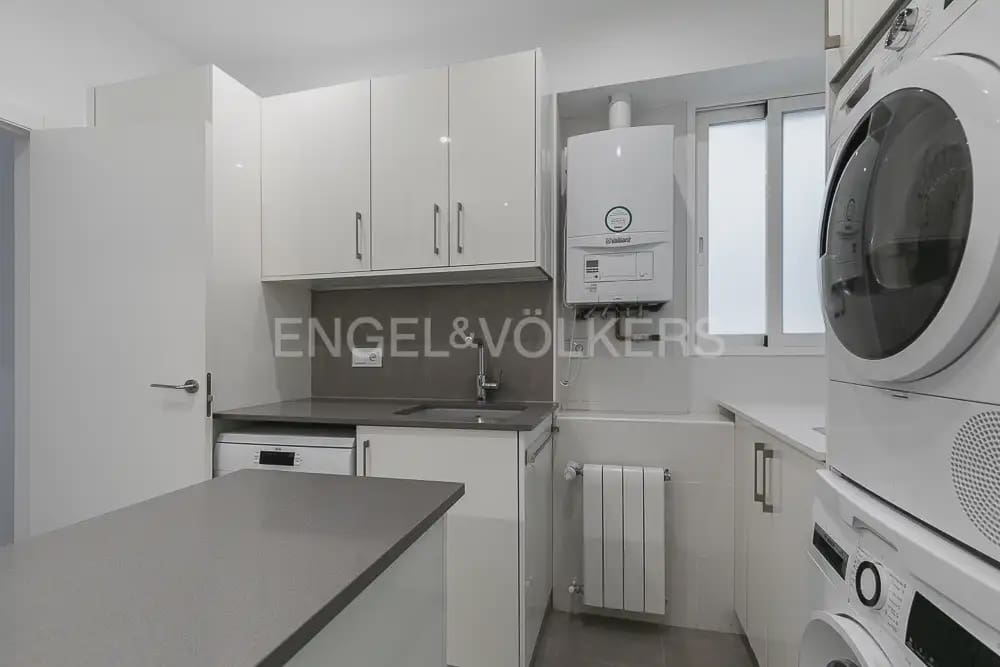 3 quarto Apartamento para arrendar em Valencia cidade - 2 300 € (Ref: 9897886)