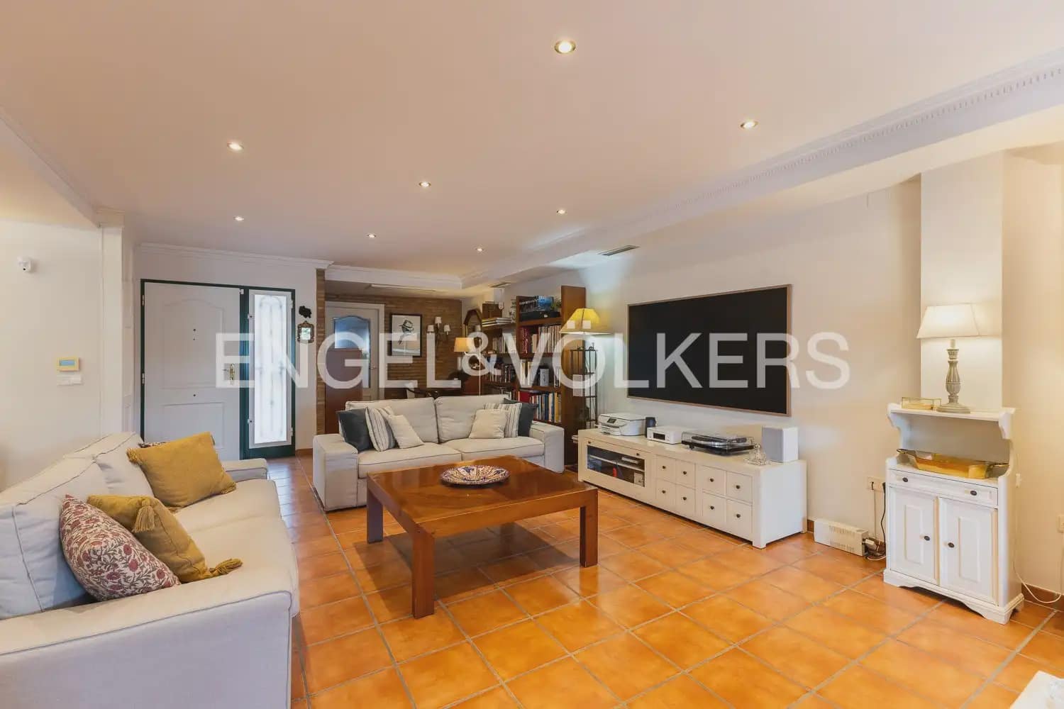 5 bedroom Villa for sale in Torrent with pool garage - € 880,000 (Ref: 9897961)