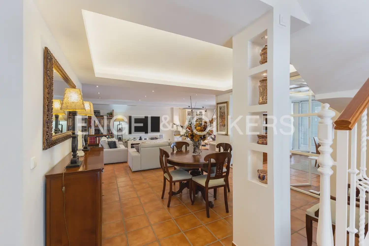 5 bedroom Villa for sale in Torrent with pool garage - € 880,000 (Ref: 9897961)