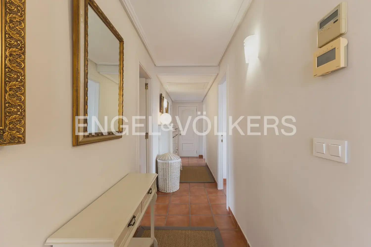 5 bedroom Villa for sale in Torrent with pool garage - € 880,000 (Ref: 9897961)
