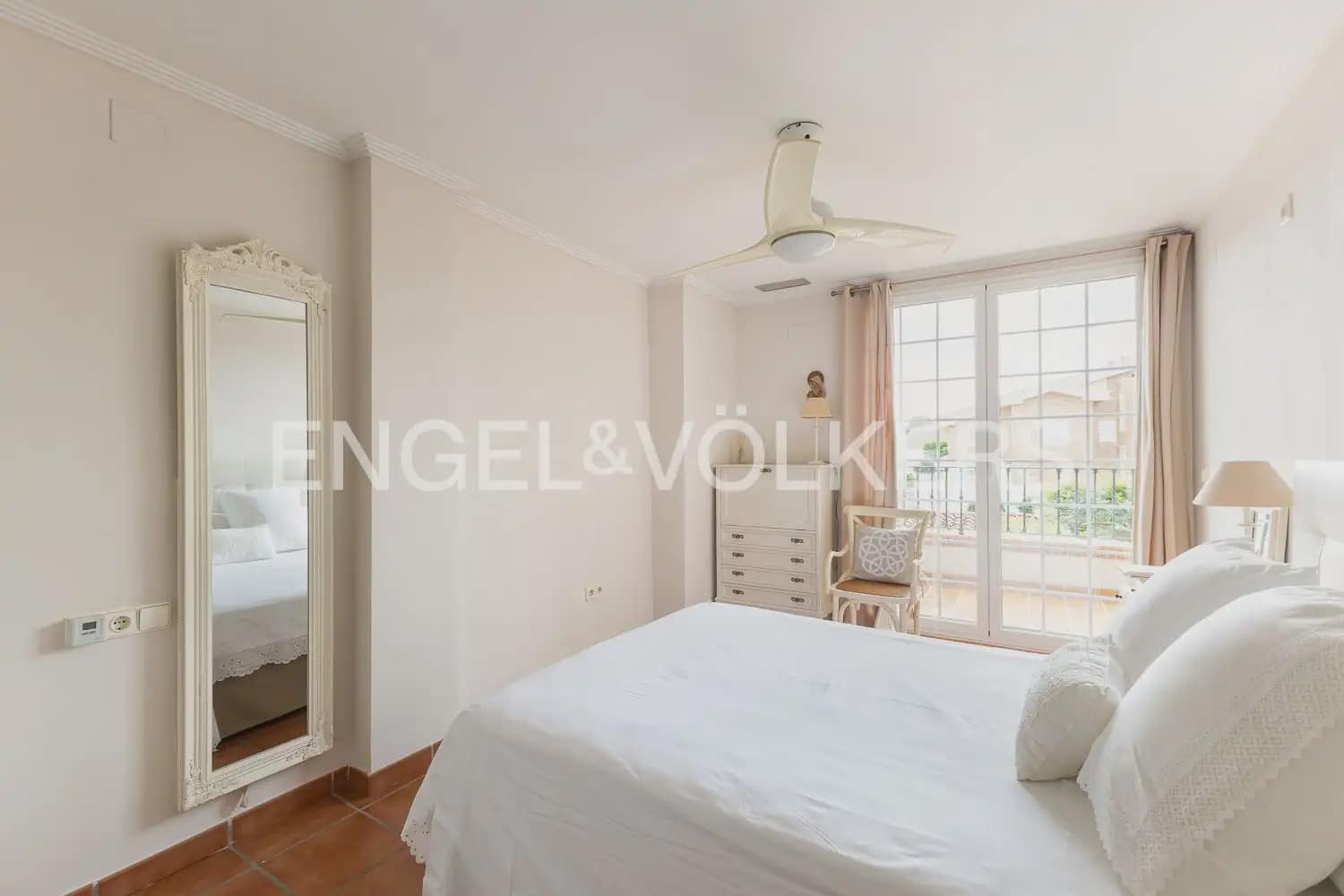 5 bedroom Villa for sale in Torrent with pool garage - € 880,000 (Ref: 9897961)