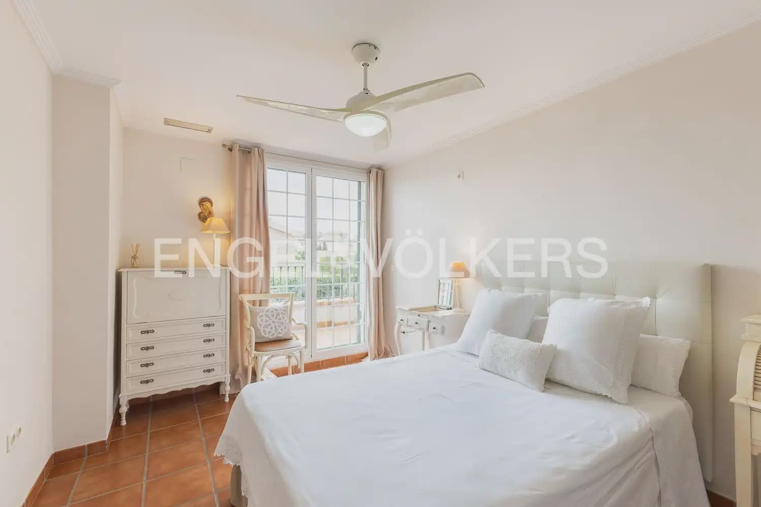5 bedroom Villa for sale in Torrent with pool garage - € 880,000 (Ref: 9897961)