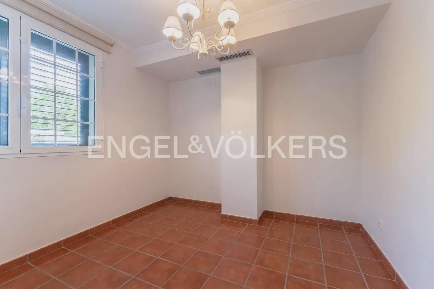 5 bedroom Villa for sale in Torrent with pool garage - € 880,000 (Ref: 9897961)