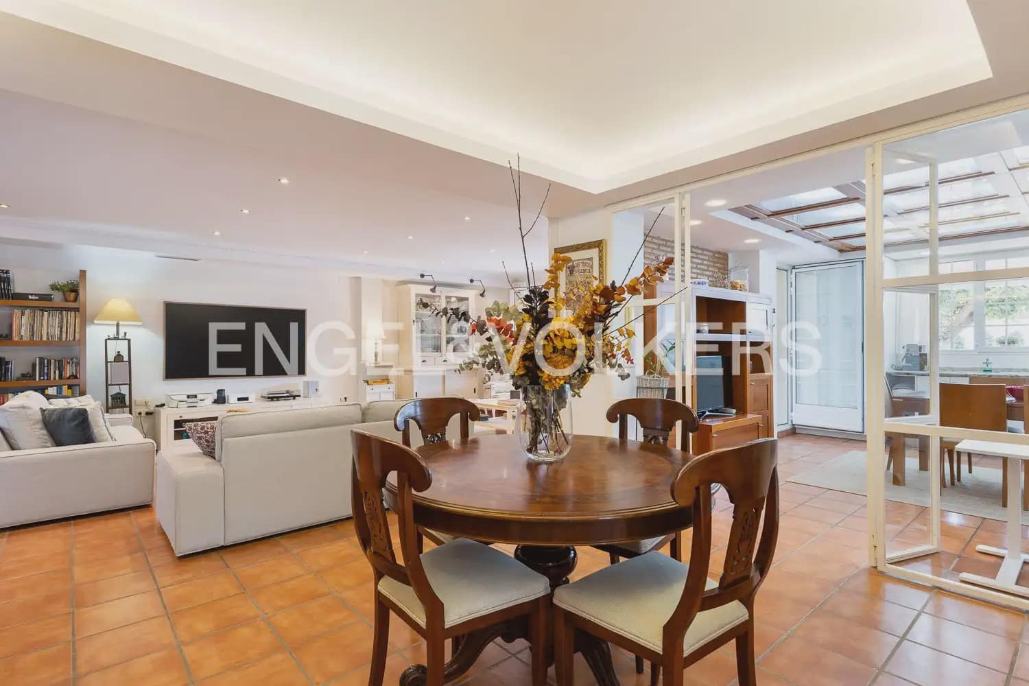 5 bedroom Villa for sale in Torrent with pool garage - € 880,000 (Ref: 9897961)