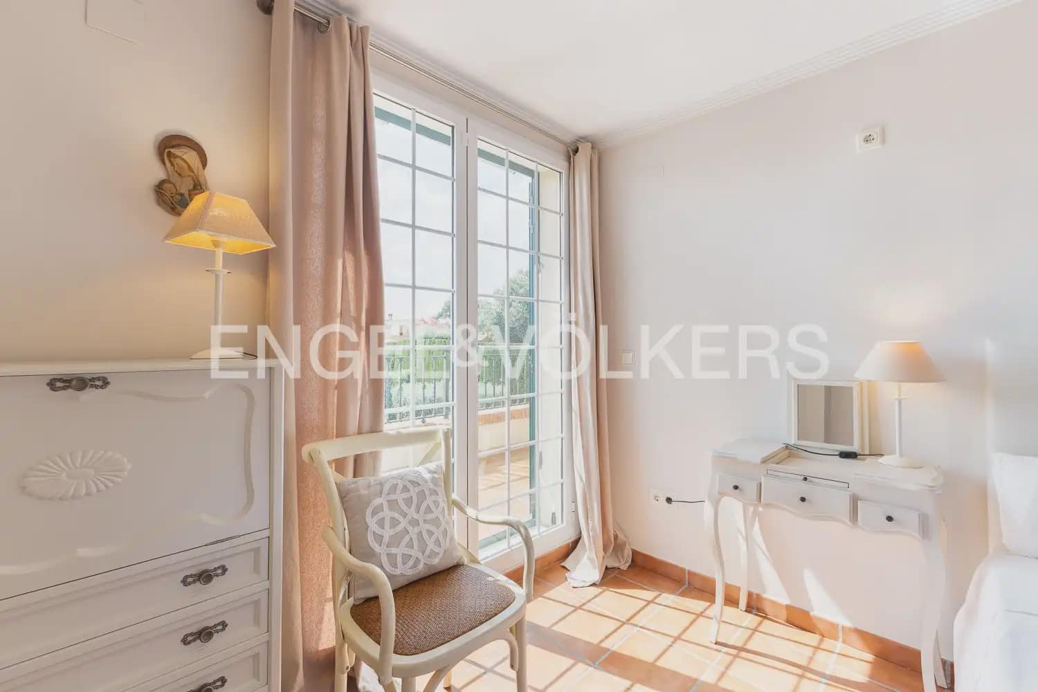 5 bedroom Villa for sale in Torrent with pool garage - € 880,000 (Ref: 9897961)