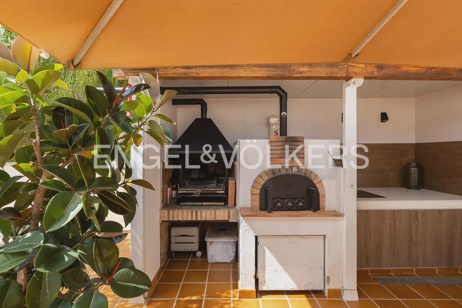 5 bedroom Villa for sale in Torrent with pool garage - € 880,000 (Ref: 9897961)