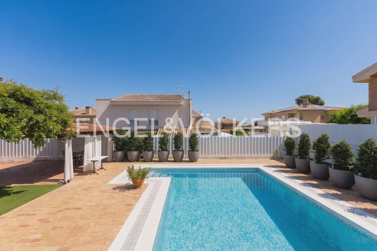5 bedroom Villa for sale in Torrent with pool garage - € 880,000 (Ref: 9897961)