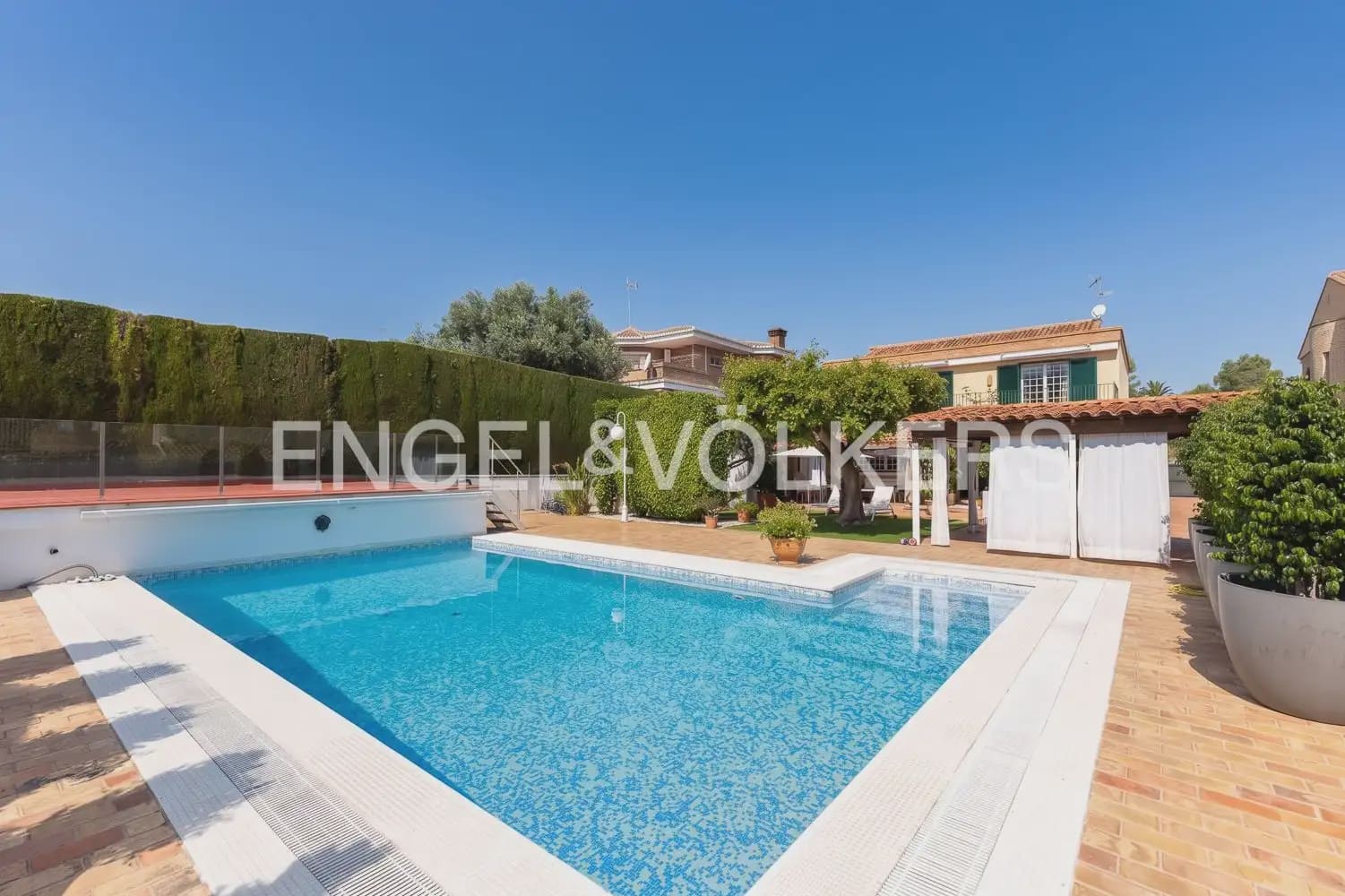 5 bedroom Villa for sale in Torrent with pool garage - € 880,000 (Ref: 9897961)