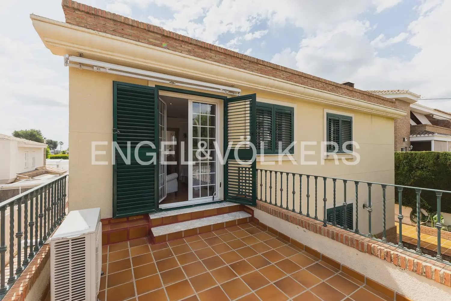 5 bedroom Villa for sale in Torrent with pool garage - € 880,000 (Ref: 9897961)