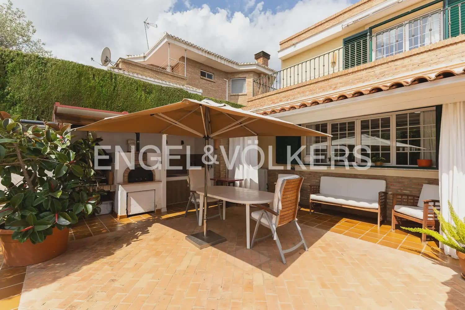 5 bedroom Villa for sale in Torrent with pool garage - € 880,000 (Ref: 9897961)