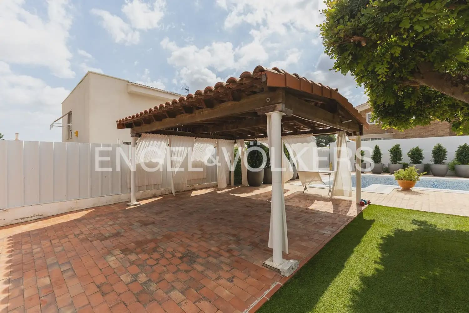 5 bedroom Villa for sale in Torrent with pool garage - € 880,000 (Ref: 9897961)