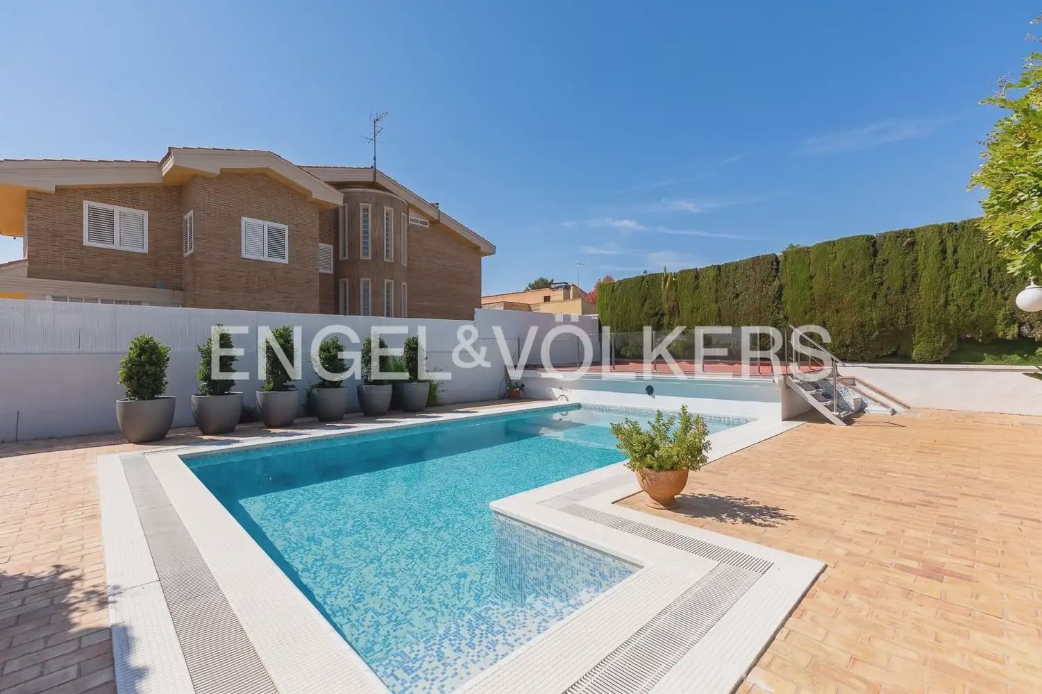 5 bedroom Villa for sale in Torrent with pool garage - € 880,000 (Ref: 9897961)