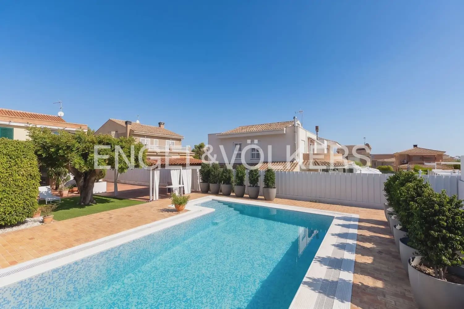 5 bedroom Villa for sale in Torrent with pool garage - € 880,000 (Ref: 9897961)