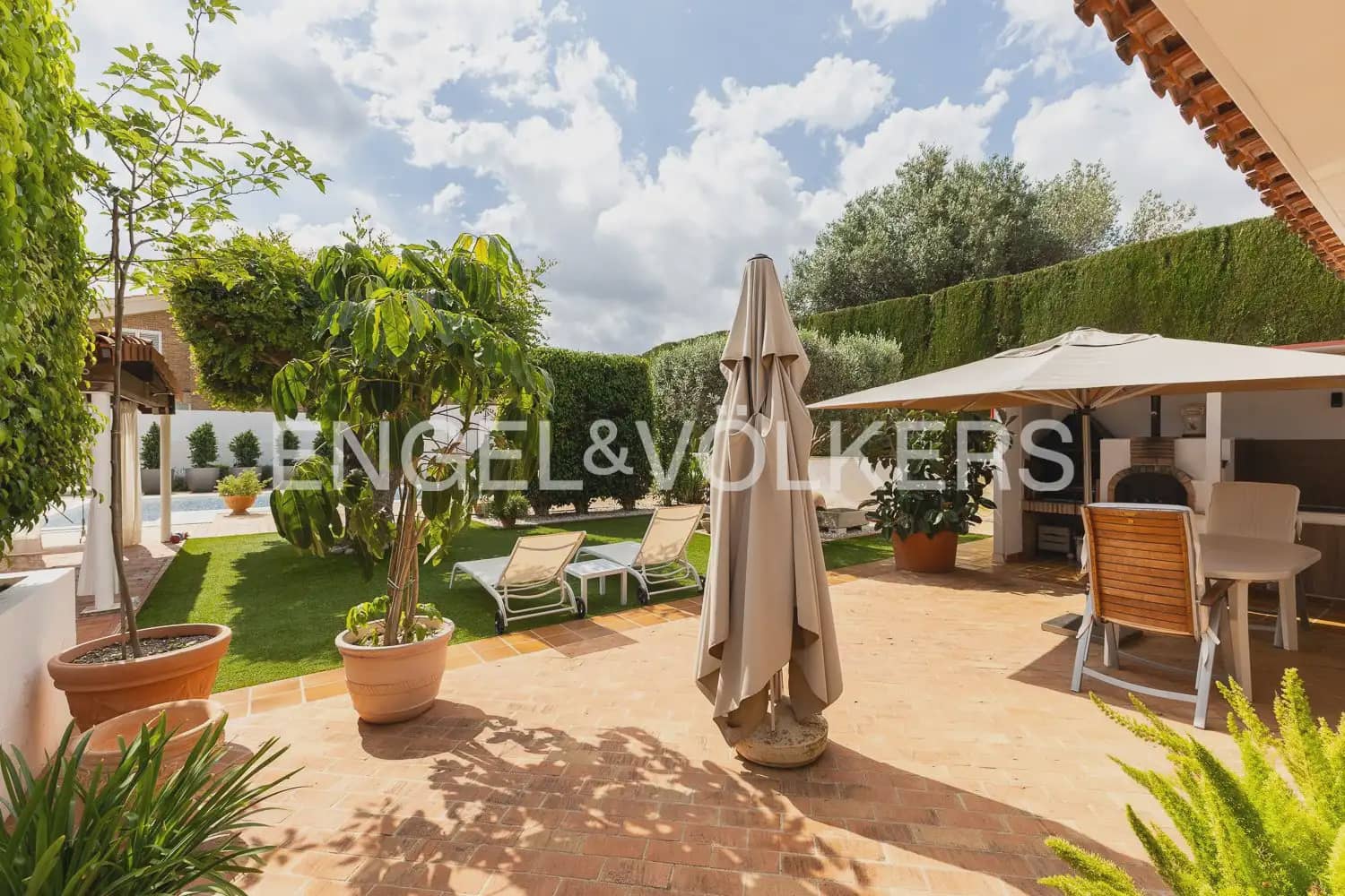 5 bedroom Villa for sale in Torrent with pool garage - € 880,000 (Ref: 9897961)