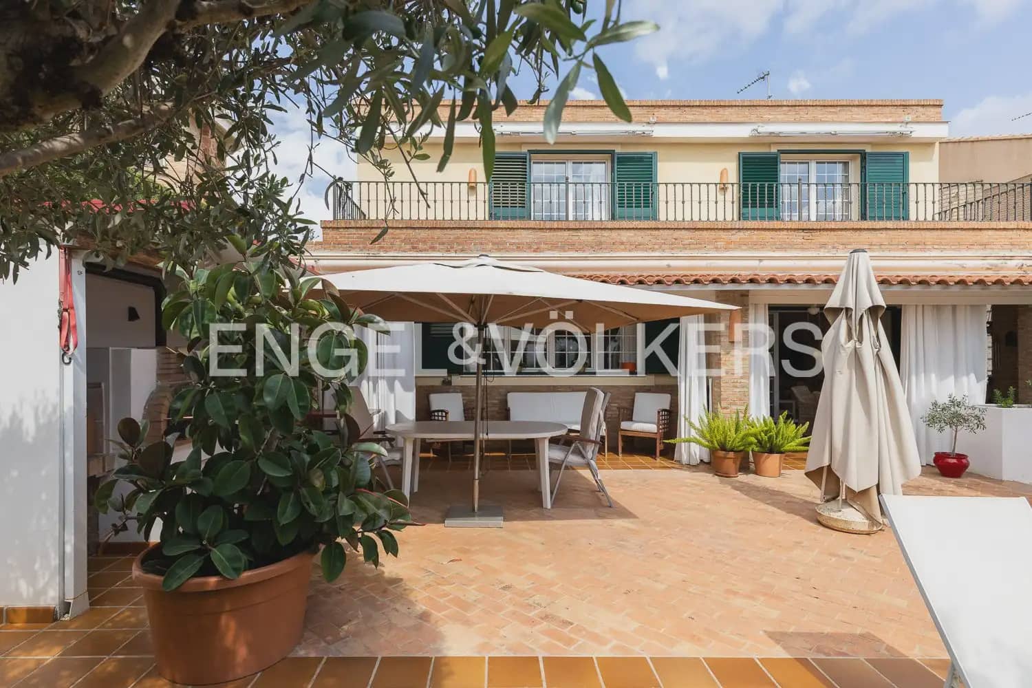 5 bedroom Villa for sale in Torrent with pool garage - € 880,000 (Ref: 9897961)