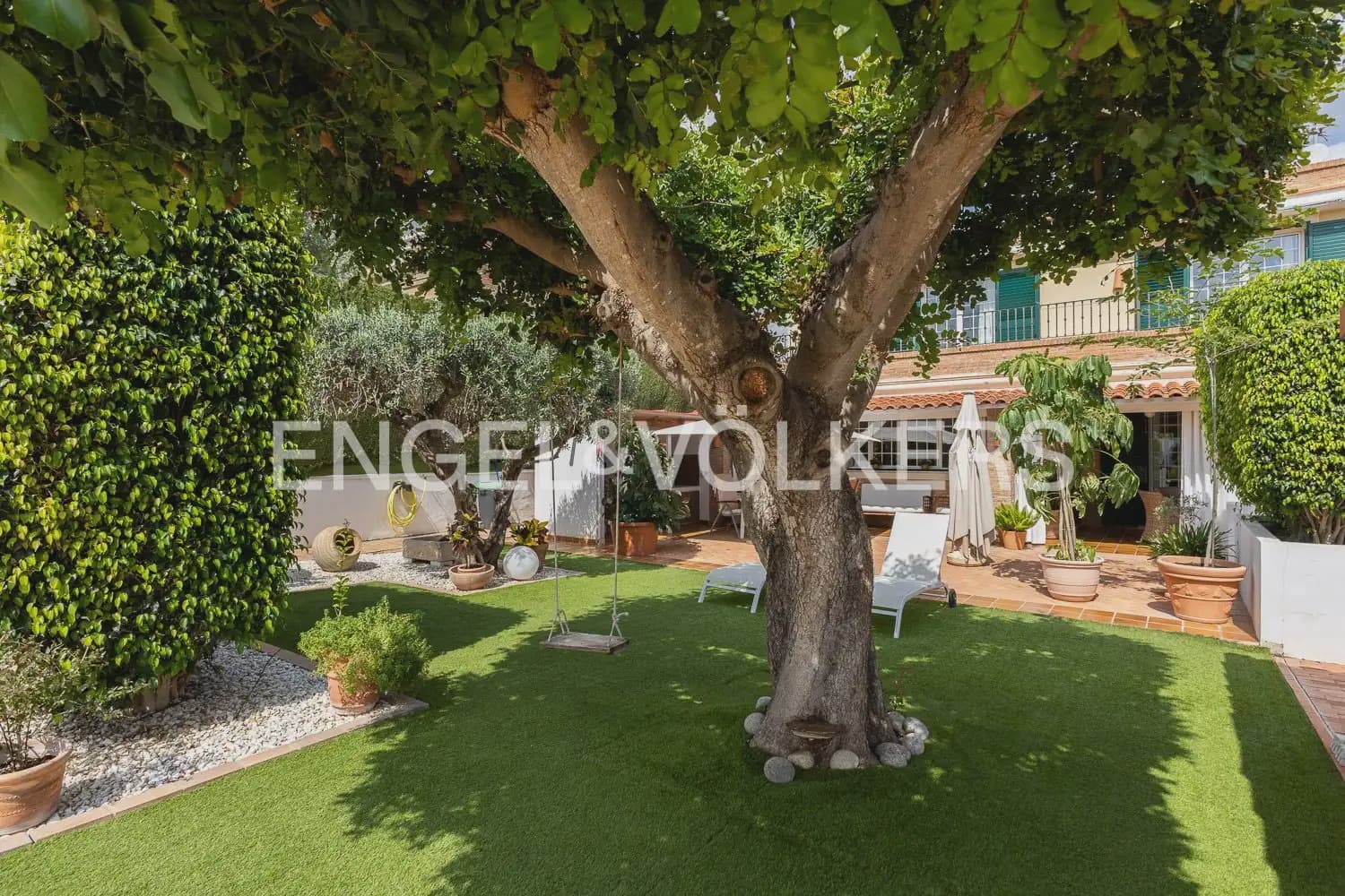 5 bedroom Villa for sale in Torrent with pool garage - € 880,000 (Ref: 9897961)