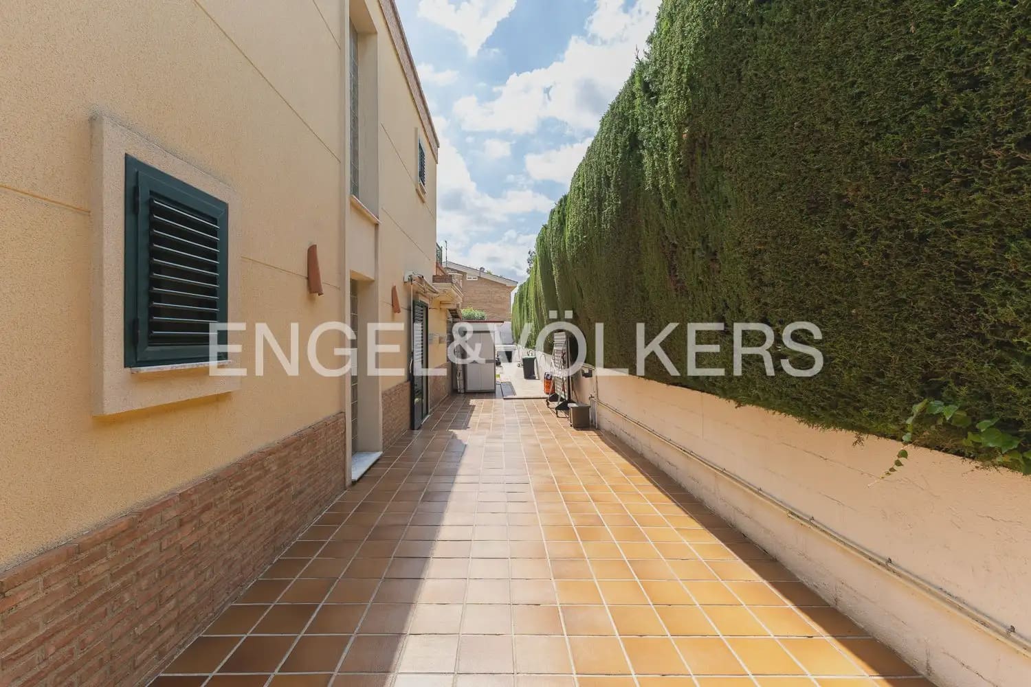 5 bedroom Villa for sale in Torrent with pool garage - € 880,000 (Ref: 9897961)