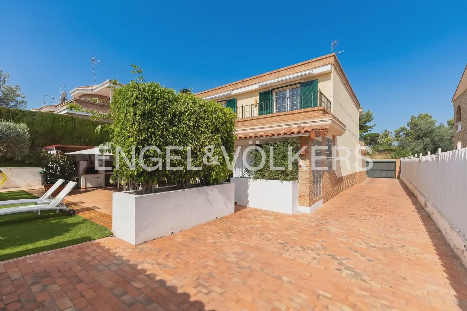 5 bedroom Villa for sale in Torrent with pool garage - € 880,000 (Ref: 9897961)