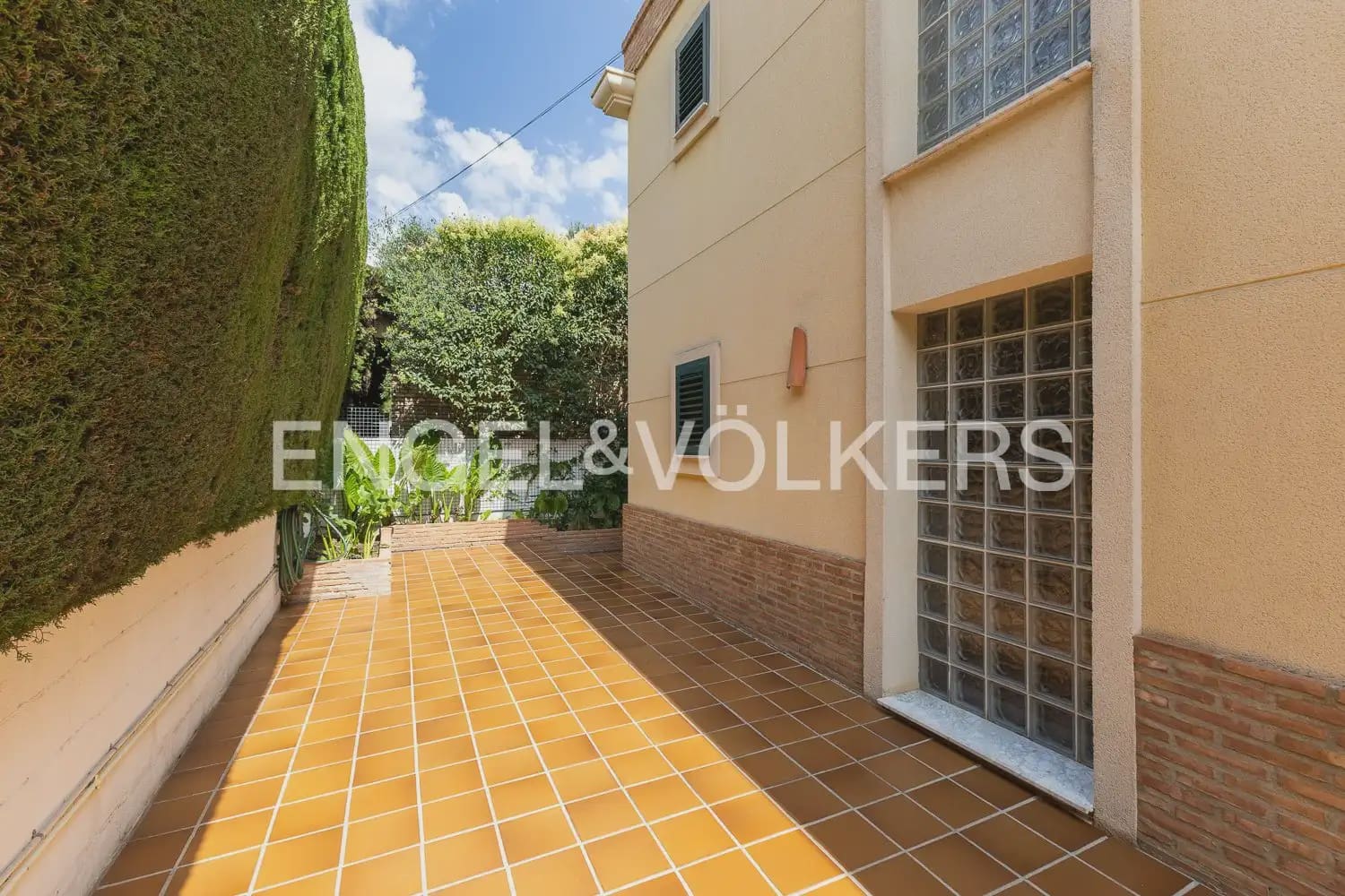 5 bedroom Villa for sale in Torrent with pool garage - € 880,000 (Ref: 9897961)
