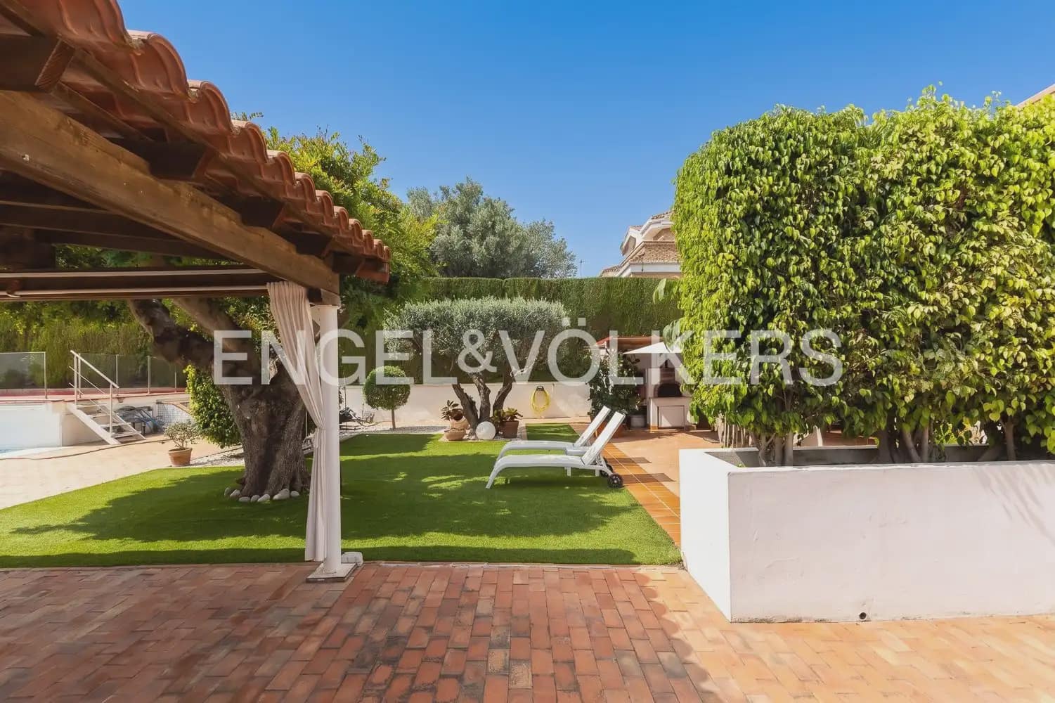 5 bedroom Villa for sale in Torrent with pool garage - € 880,000 (Ref: 9897961)