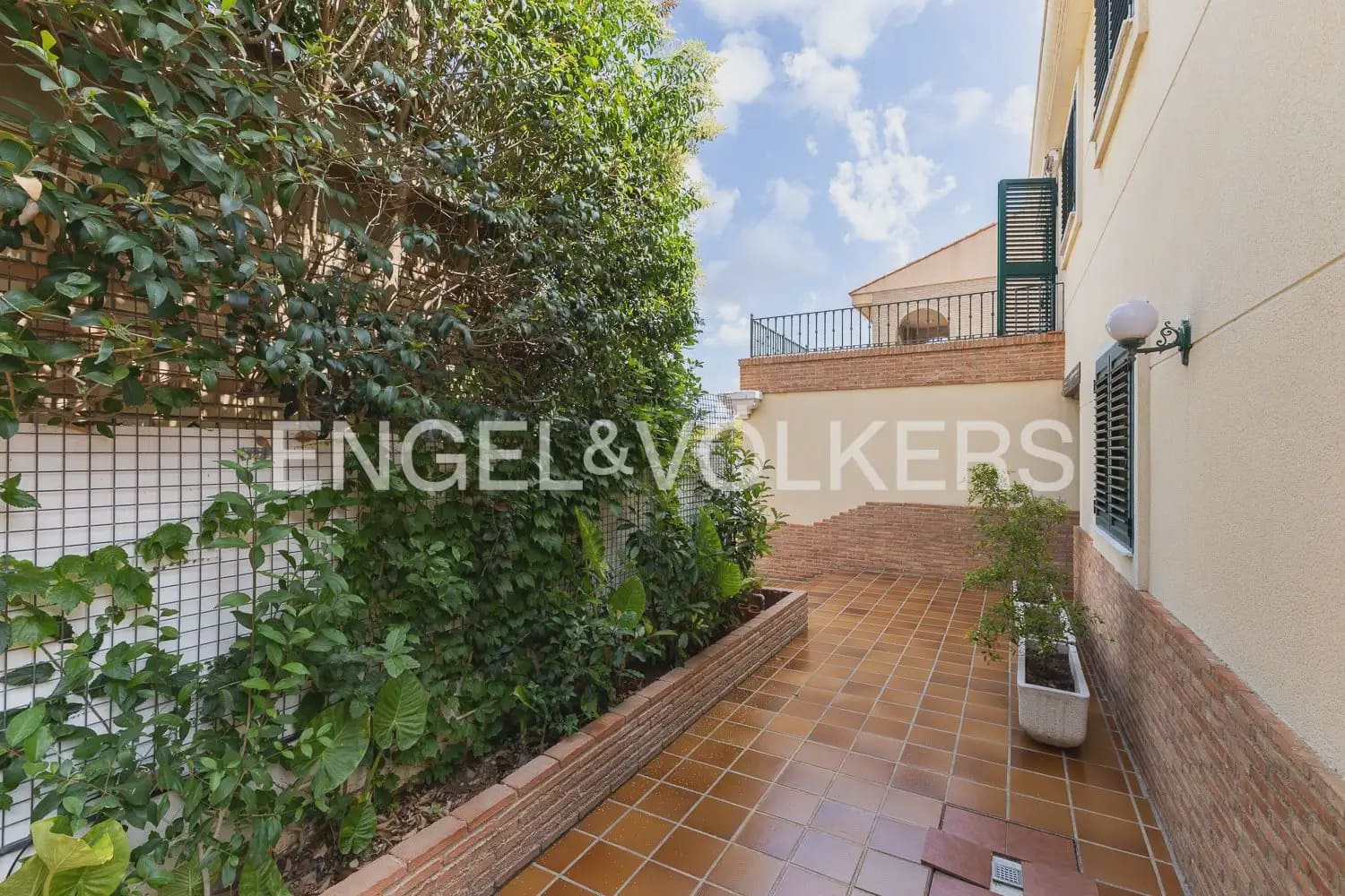5 bedroom Villa for sale in Torrent with pool garage - € 880,000 (Ref: 9897961)