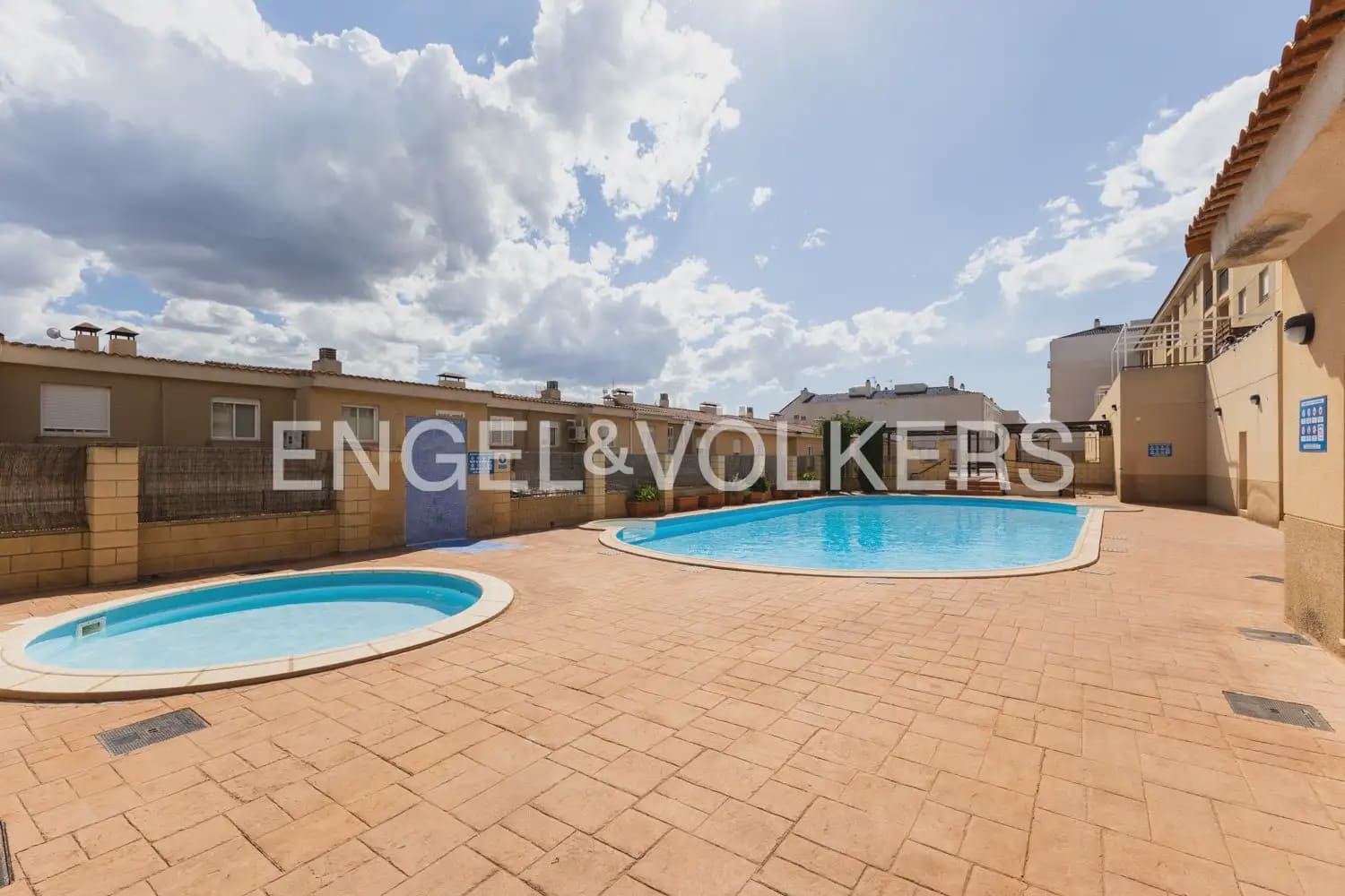 5 bedroom Townhouse for sale in Naquera with pool garage - € 350,000 (Ref: 9897965)