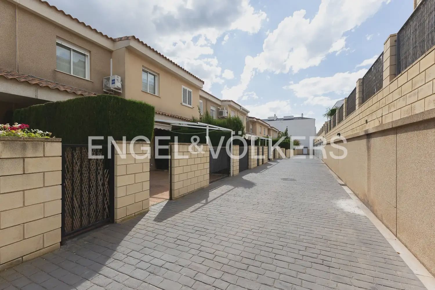 5 bedroom Townhouse for sale in Naquera with pool garage - € 350,000 (Ref: 9897965)