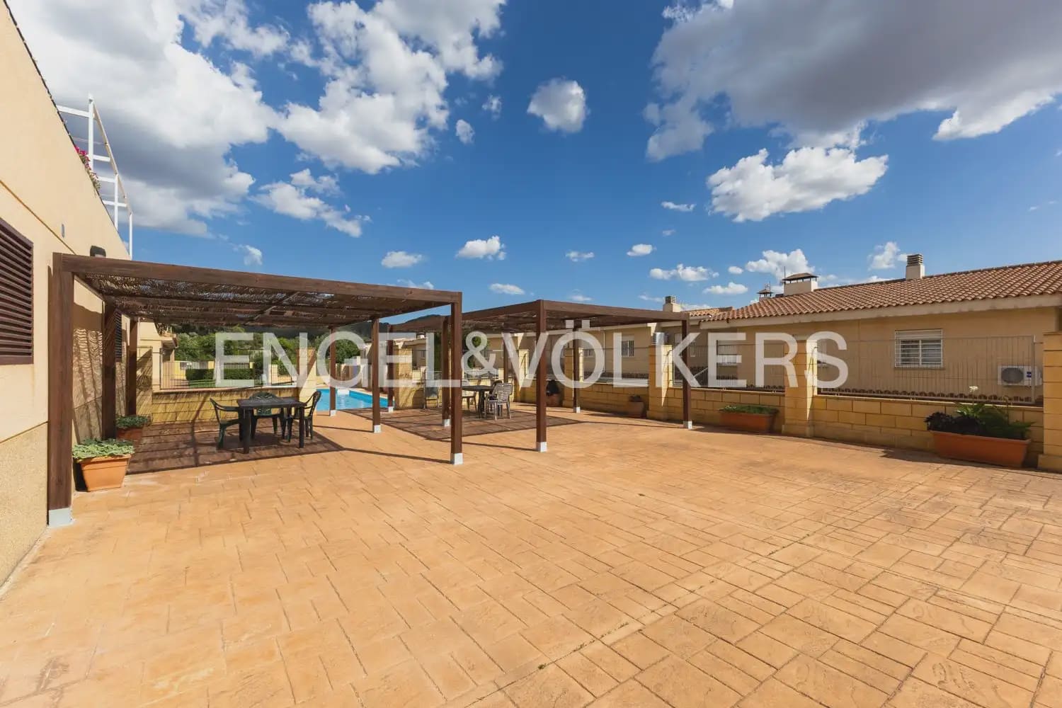 5 bedroom Townhouse for sale in Naquera with pool garage - € 350,000 (Ref: 9897965)
