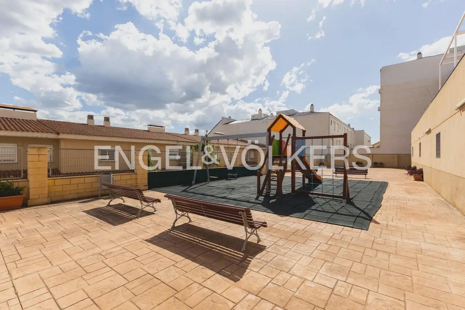 5 bedroom Townhouse for sale in Naquera with pool garage - € 350,000 (Ref: 9897965)